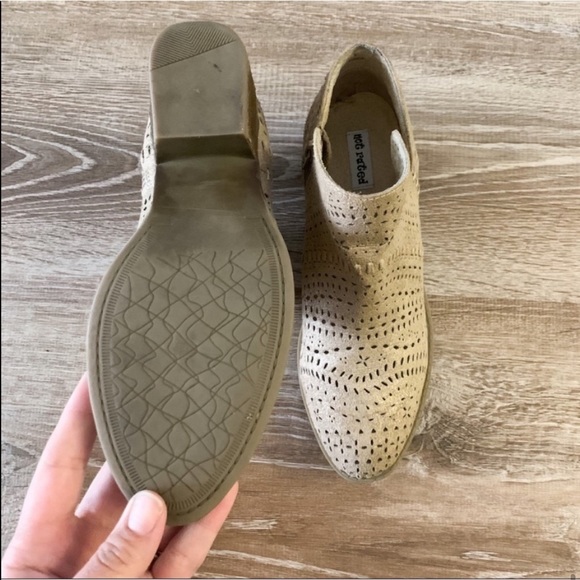 ❌SOLD❌ Not Rated Gold Embossed Laser Cut Autumn Booties - Picture 4 of 8